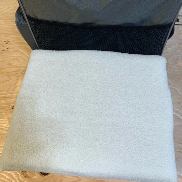 Petco car /booster seat for pets under 25 lbs - Picture 6 of 10